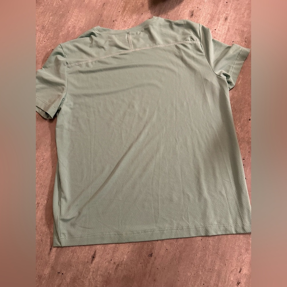UO Without Walls Men's Tech Tee Size Small NWT - Picture 4 of 7